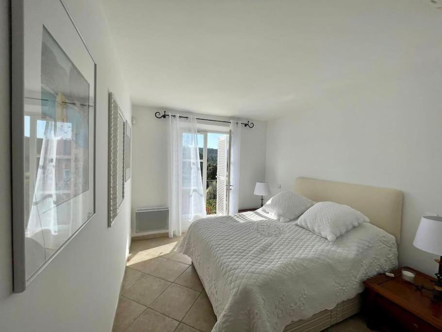 Charmantes Haus Im Golf Club Saint Tropez Esterno foto