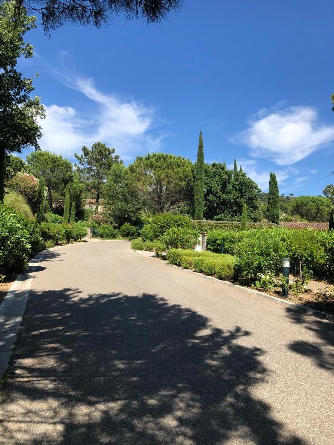 Charmantes Haus Im Golf Club Saint Tropez Esterno foto