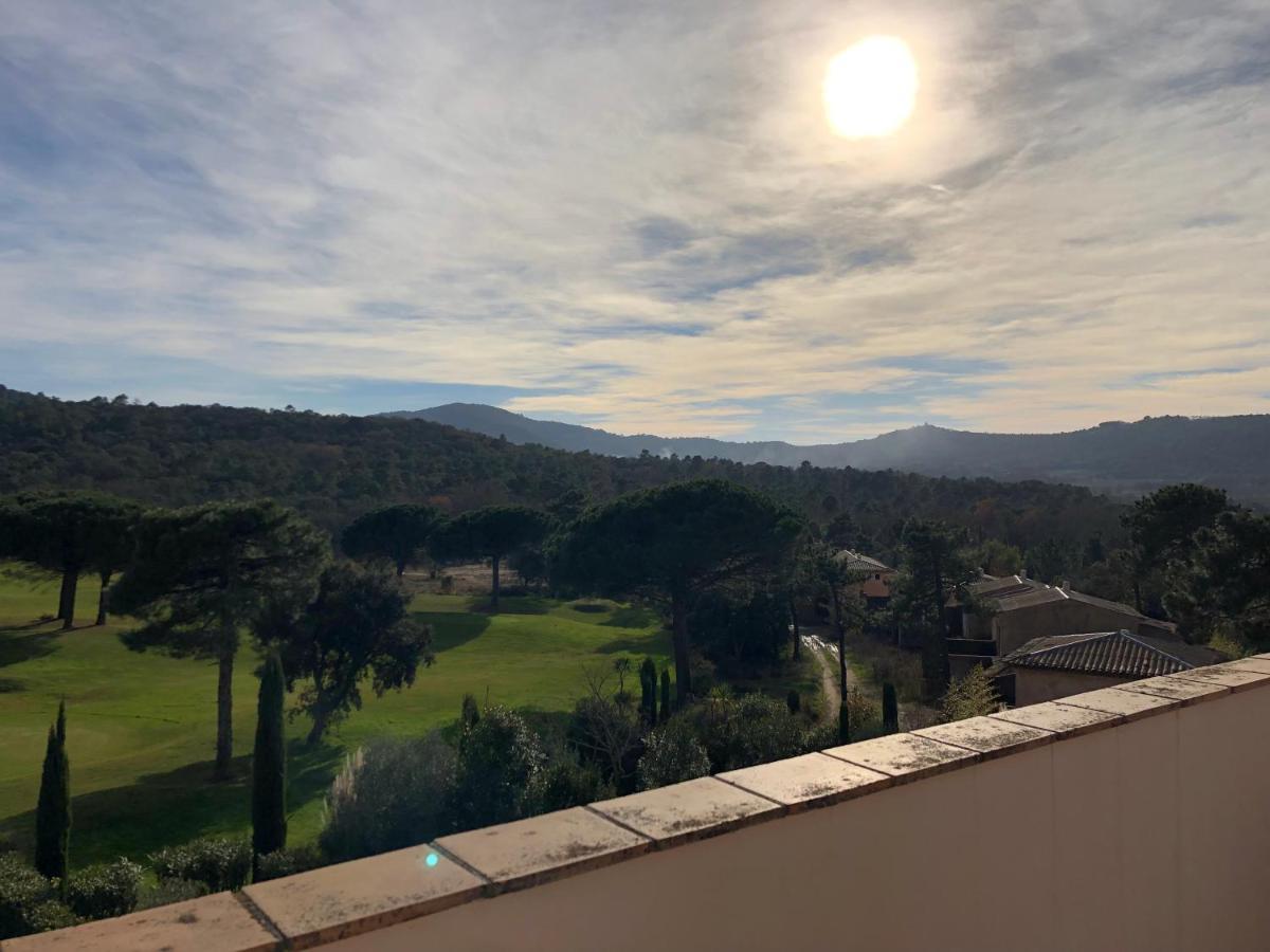 Charmantes Haus Im Golf Club Saint Tropez Esterno foto
