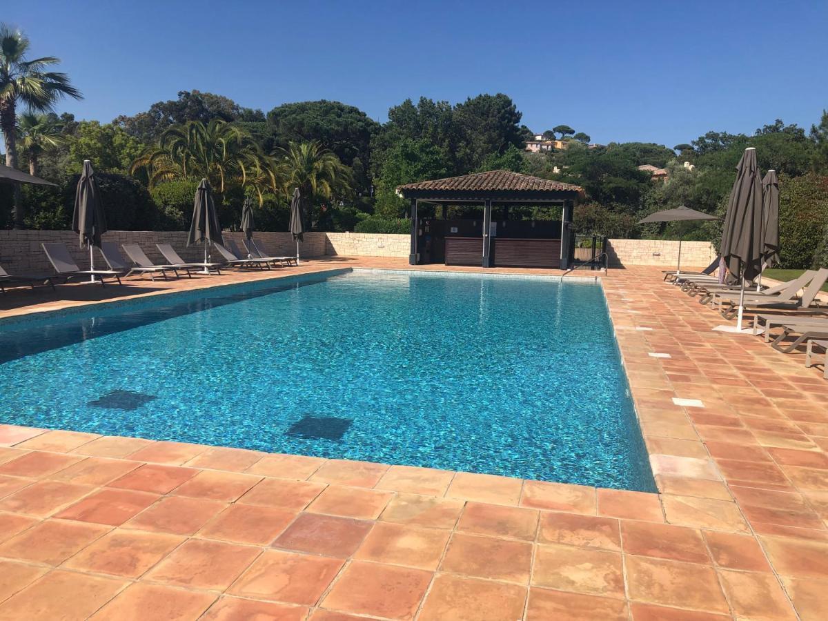 Charmantes Haus Im Golf Club Saint Tropez Esterno foto